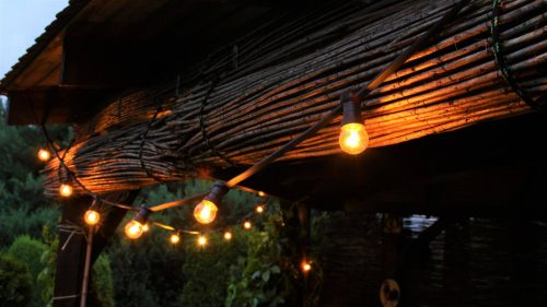 girlanda świetlna nazywana również girlanda ogrodowa doskonale sprwadza się jako oświetlenie altany ogródka piwnego czy imprezy plenerowej