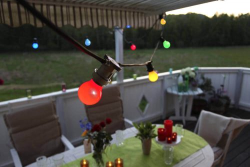 Girlanda ogrodowa z kolorowymi żarówkami LED girlandyzarowkowe.pl